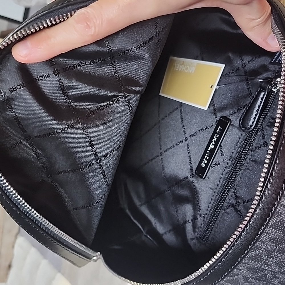 Michael Kors brand Sheila backpack - Picture 9 of 12